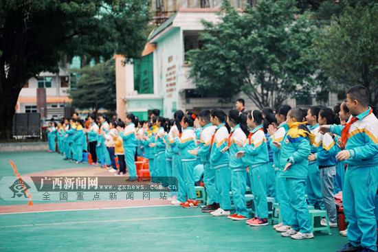 2017广西国校园小学公益行走进秀中百色市小说轮滑妹图片