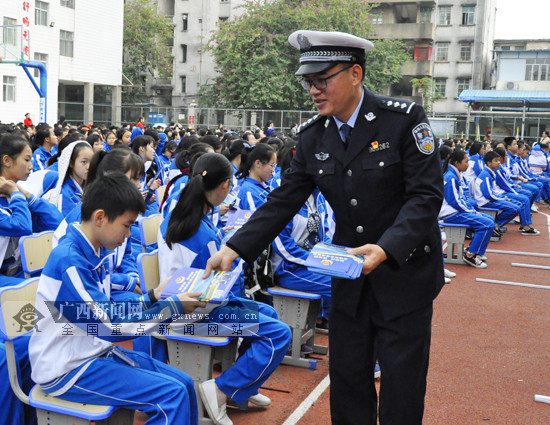 民警进校园为数千师生送“交通安全锦囊”(图)