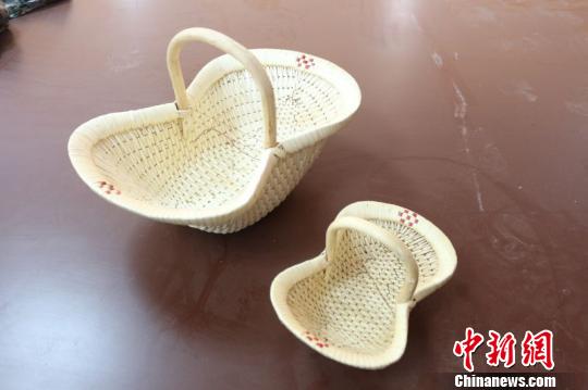 制作的柳编作品。 张鹏翔 摄
