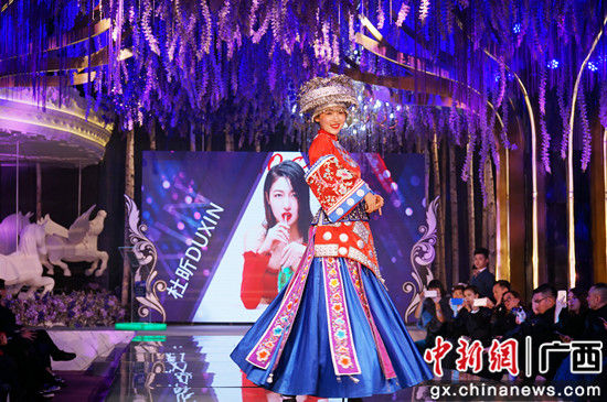 自拍女王身着广西著名服装设计师于泽龙设计广西少数民族服装走秀。