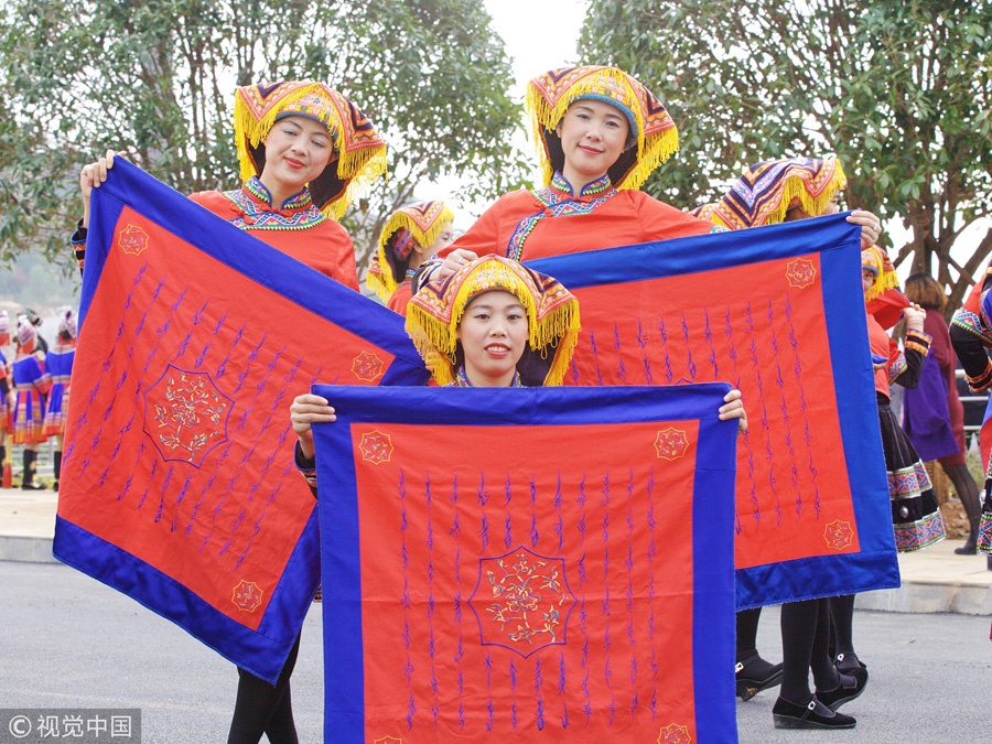 贺州:瑶族女子展现世界唯一的女性文字(组图)