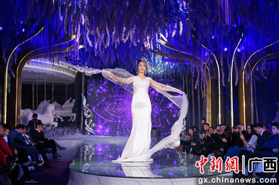 自拍女王身着广西著名服装设计师于泽龙设计广西少数民族服装走秀。