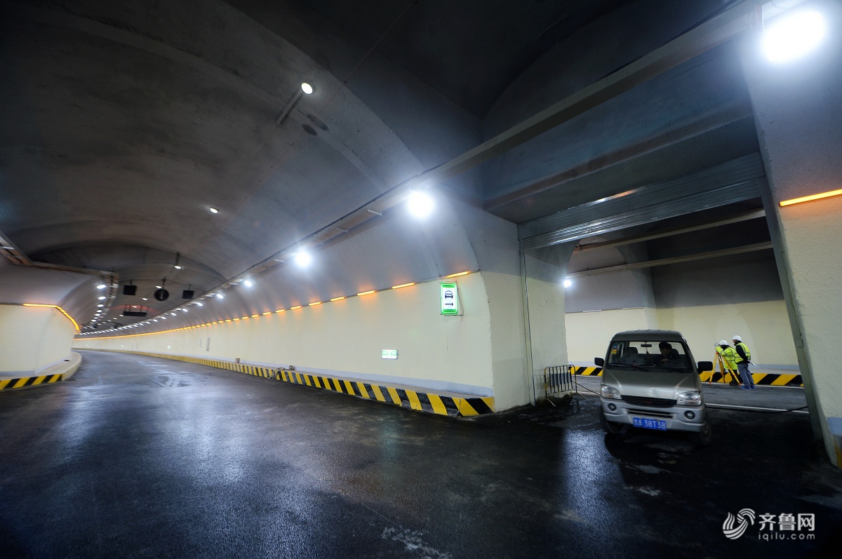 济南玉函路隧道建成 双向右侧墙壁设置逃生指示标志 (2)