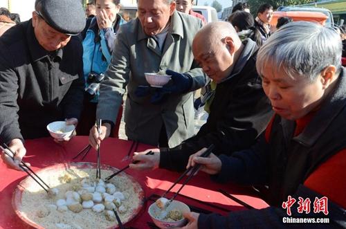 资料图:福州西园村老人品尝米时过“冬节”。刘可耕 摄