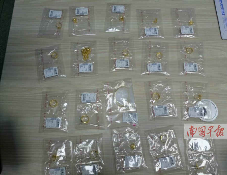 一快递员偷配同事钥匙 偷窃送货车包裹被抓获