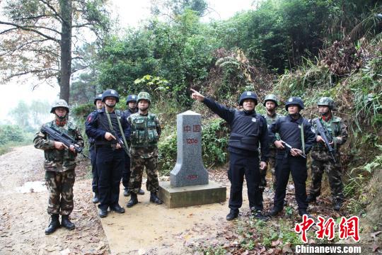 12月28日,广西宁明警方到宁明县峙浪乡中越边界巡逻,加强边界防控。 杨志雄 摄