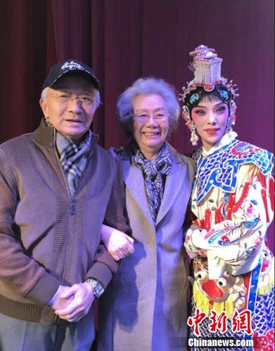 《霸王别姬》顺利演出,叶蓬(左)、艾美君(中)、刘岿然(右)合影。刘岿然供图