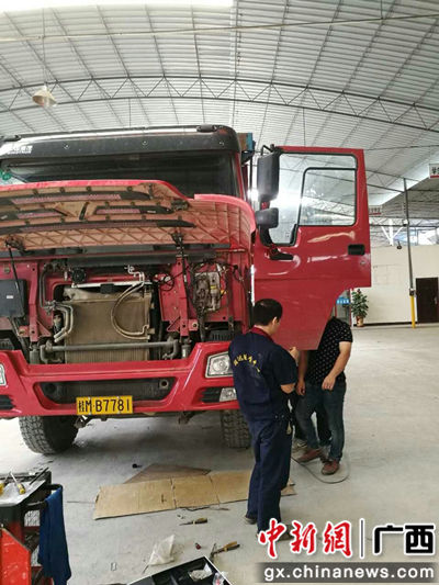 圖為廣西貨車安裝汽車智能輔助防撞系統(tǒng)。