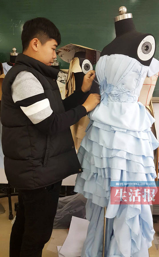 学服装设计的男生增多 男做"女红"谁说不如女(图)