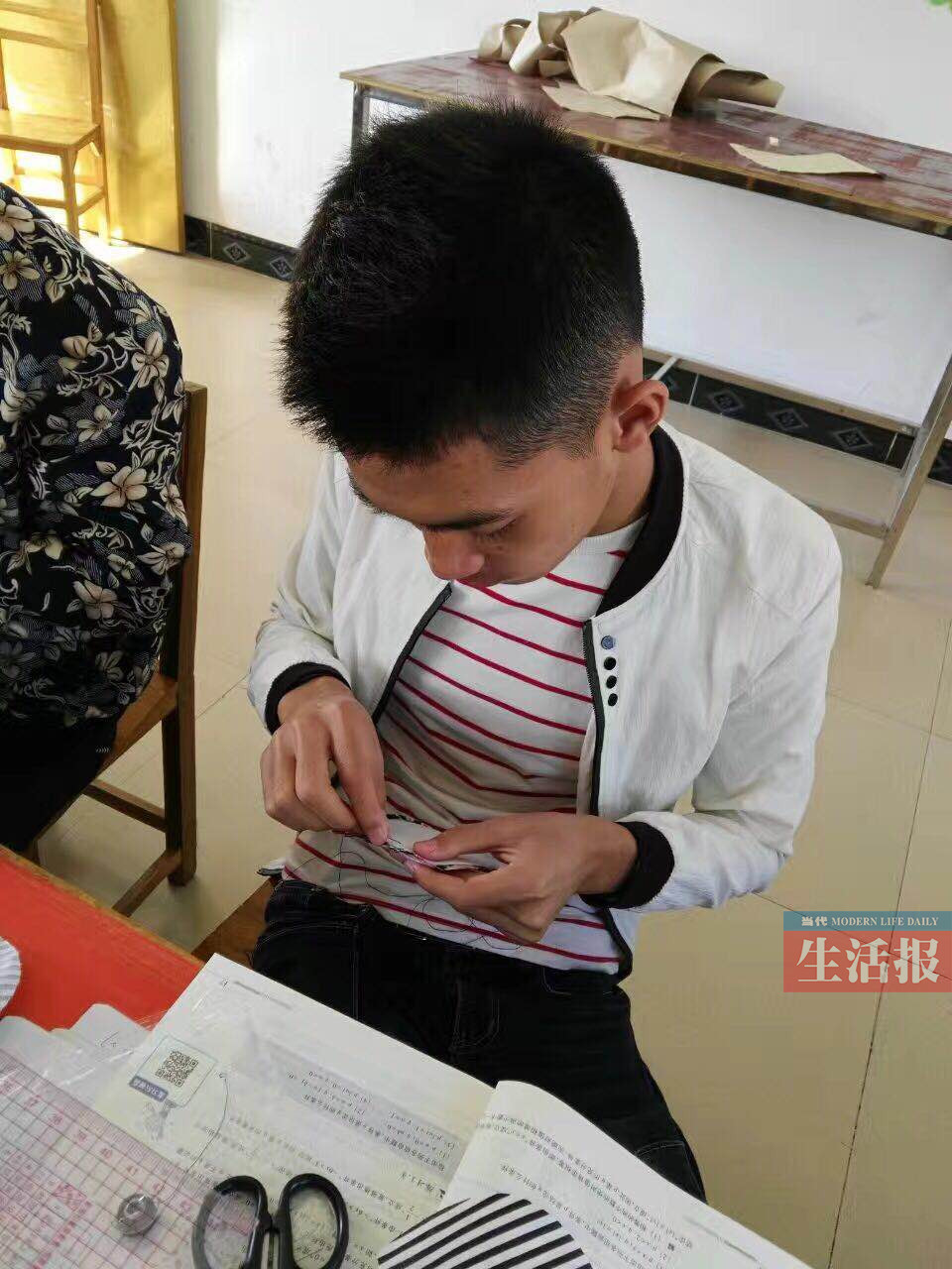 学服装设计的男生增多 男做"女红"谁说不如女(图)
