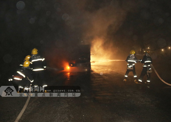 德保:货车路边起火变火车 消防迅速灭火(图)