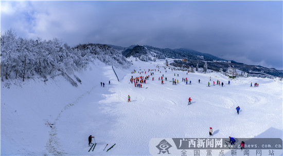 冬日的六盘水市玉舍滑雪场游客尽享冰雪世界.