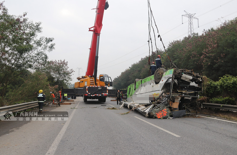 广昆高速百色段大客车追尾翻下山坡 4人死亡(图)_广西新闻网精彩图集