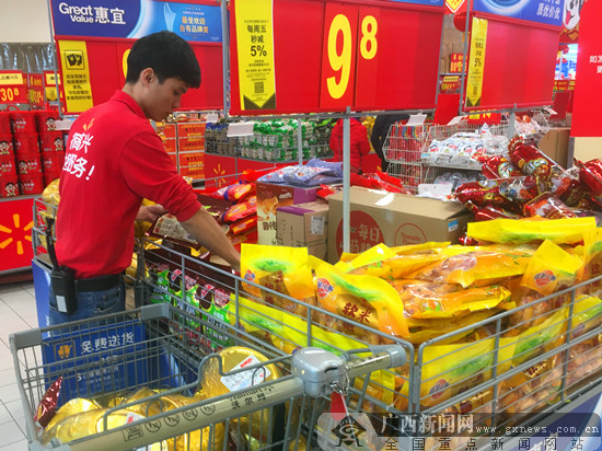 南宁沃尔玛各门店“年货街”开市 本土商品亮眼