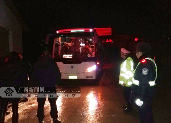 大巴车载27人被困冰冻雪道 兴安交警紧急救援(图)
