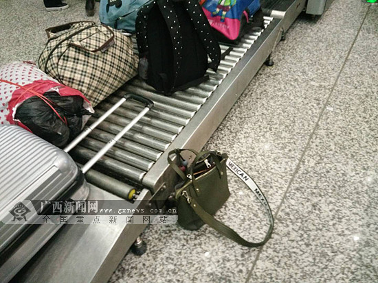 女子匆忙进站赶火车忘拿包 民警相助帮找回(图)