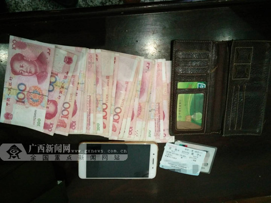 女子匆忙进站赶火车忘拿包 民警相助帮找回(图)