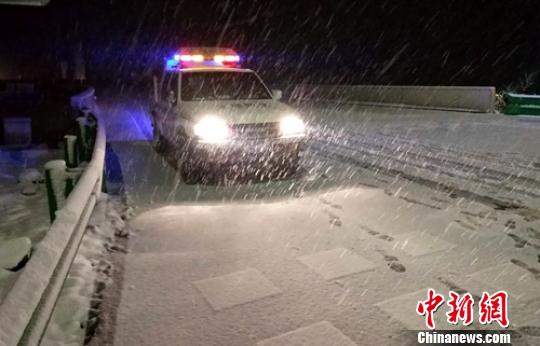 四川雅康和雅西高速因大雪临时交通管制