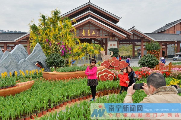 青秀山风景区布置园林小品喜迎春节 南宁新闻网讯(记者 邓玲)2018年春节即将到来,年味越来越浓。2月8日,记者从南宁市旅发委获悉,为了给市民提供更多的游玩好去处,让市民度过一个欢乐祥和的春节假期,南宁各大景区、景点准备了丰富多彩的春节文化活动。 青秀山风景区:2月16日-4月20日 1.