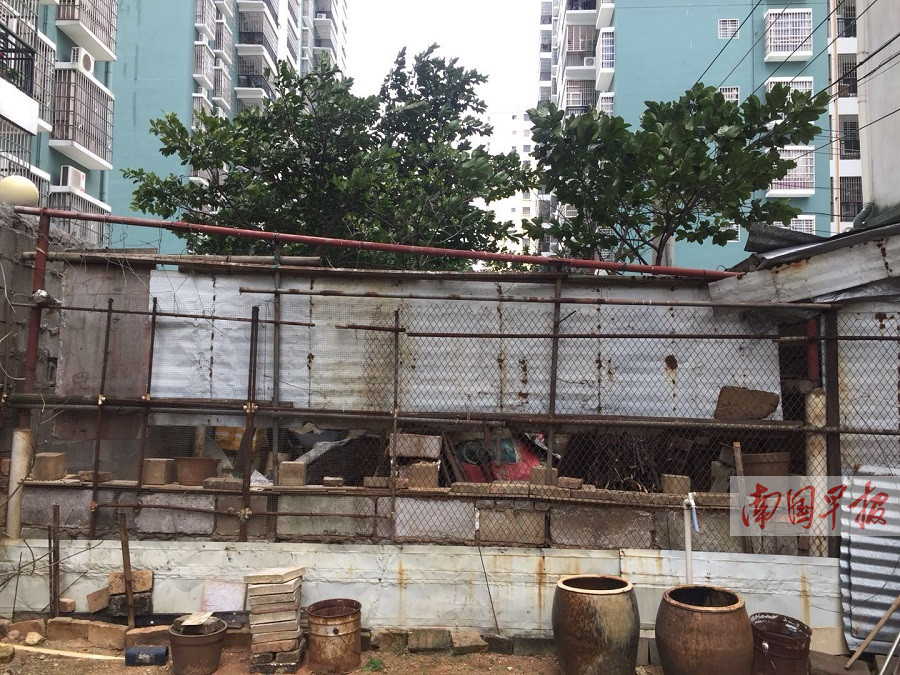 老人家中发酵肥料散发恶臭 邻居被迫搬家躲避(图)