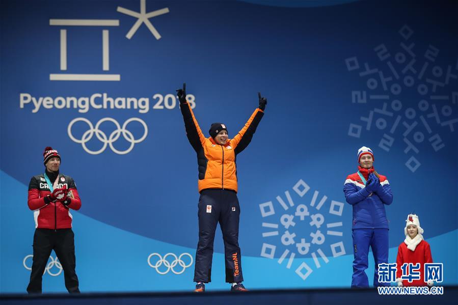 当日,2018年平昌冬奥会速度滑冰男子5000米比赛奖牌颁发仪式在奖牌