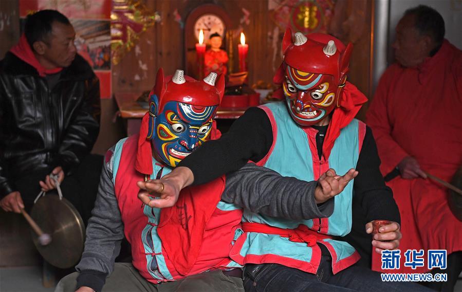 傩师在南丰县白舍镇上甘村表演傩舞(2月20日摄.新华社记者 万象 摄