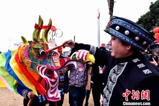 中国—东盟国际龙狮争霸赛在广西富川上演