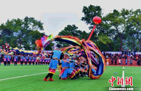 图为龙狮争霸赛现场。　唐梦宪 摄