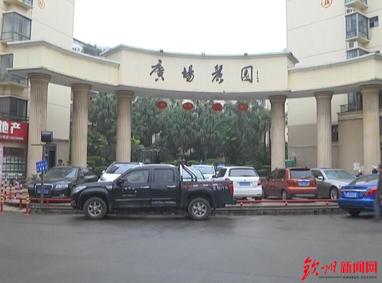 上午记者来到广场丽园小区,按照报料人所述,二区三号楼的楼顶蓄水池很