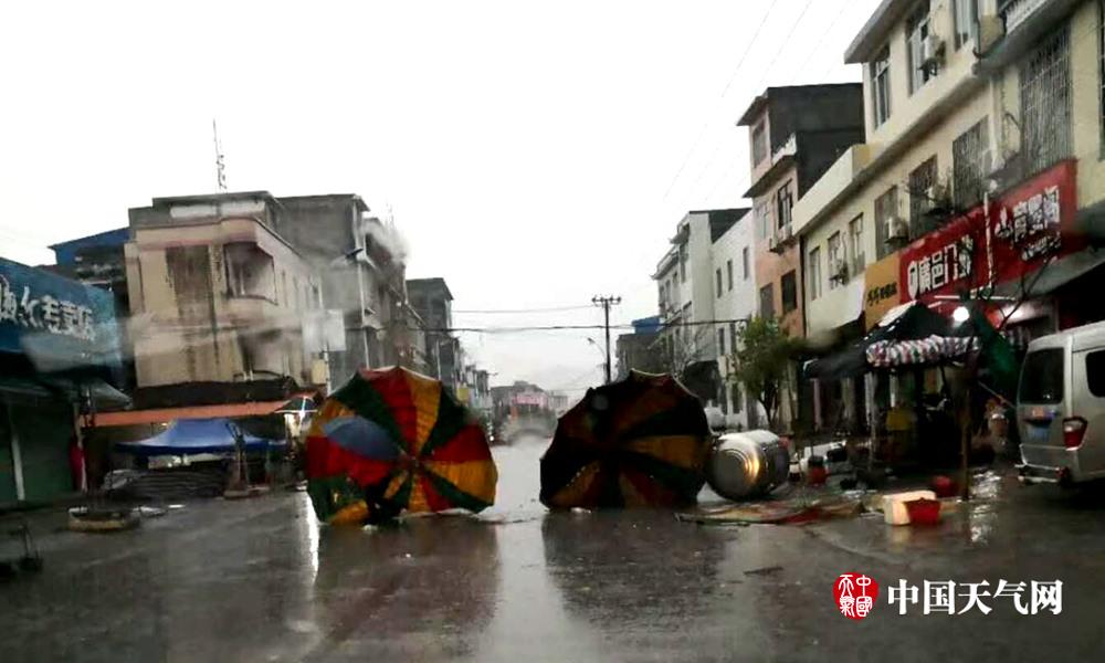 广西来宾县忻城遭短时雷雨大风厂房被吹翻组图