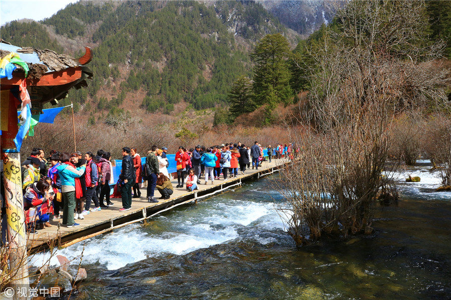 四川九寨沟景区迎震后首批游客