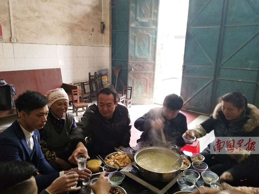 3月12日焦点图:志愿者遇车祸