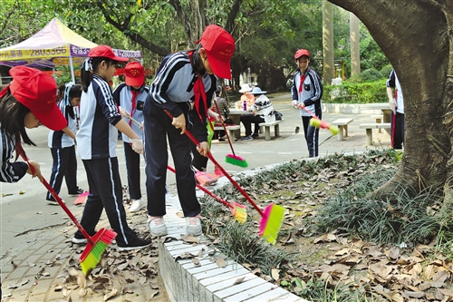 南宁市星湖小学开展学雷锋大清扫活动