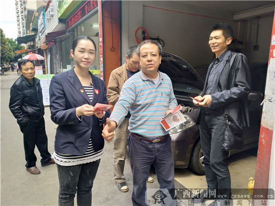 图为路人为邮储银行梧州市分行活动点赞。由邮储银行梧州市分行供图3月20