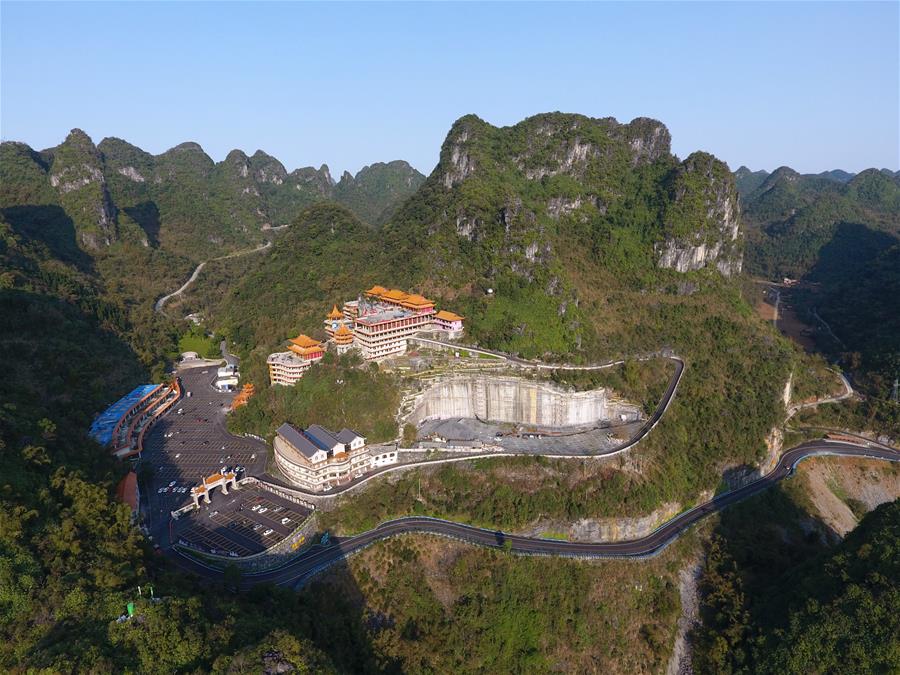 这是弄拉屯和进入弄拉的公路(3月8日无人机拍摄.
