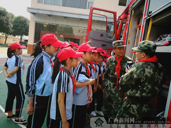 宁明少先队员深入消防营区体验