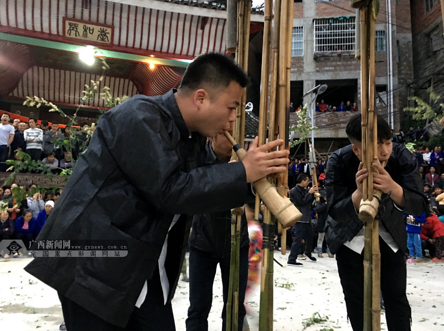 三江侗族同胞芦笙阵阵缅怀先祖(组图(4/4)