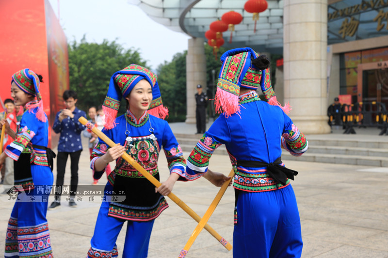 现场已经跳起了欢乐的壮族扁担舞.