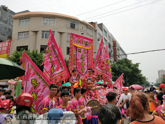 玉林：“州�三月三民俗文化节”巡游活动精彩纷呈
