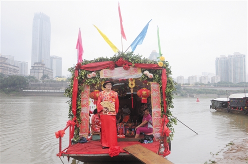 昨日上午,一场传统疍家水上婚礼在邕江大桥附近江面举行.