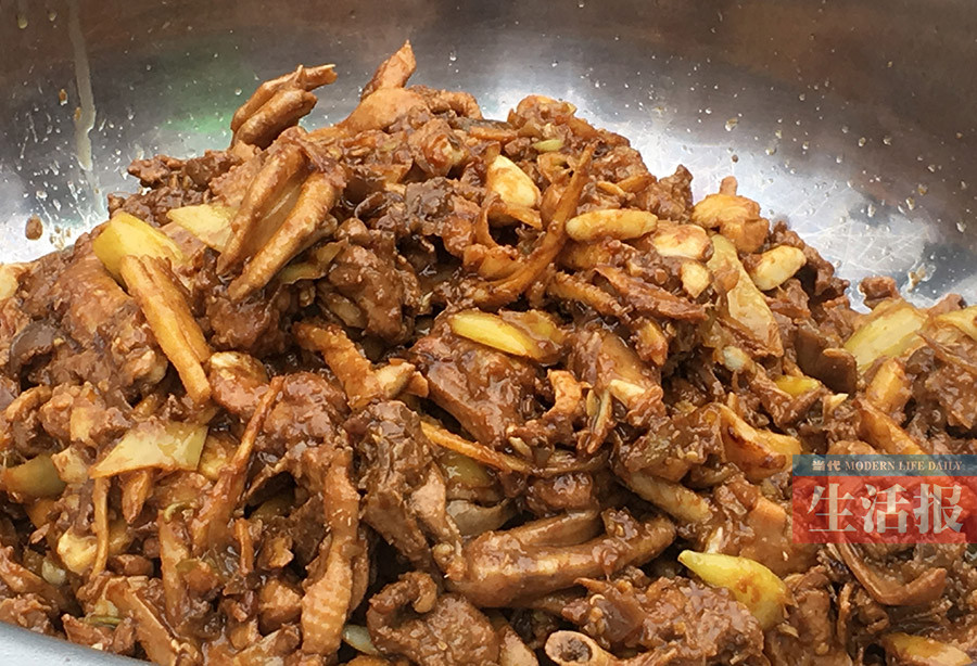 高峰柠檬鸭深受食客的喜爱 这道菜她炒了25年(图)