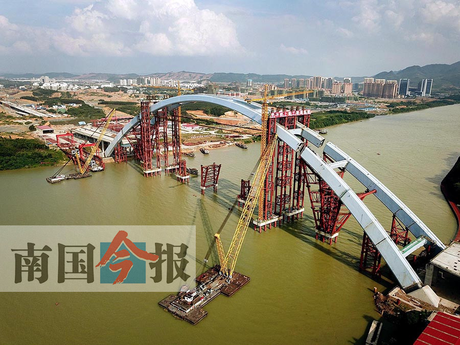 柳州官塘大桥中拱段整体提升到位 创三项世界纪录