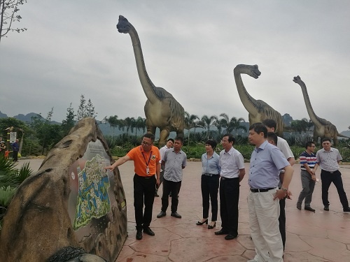 赵艳林一行在龙谷湾恐龙公园调研科普旅游规划图