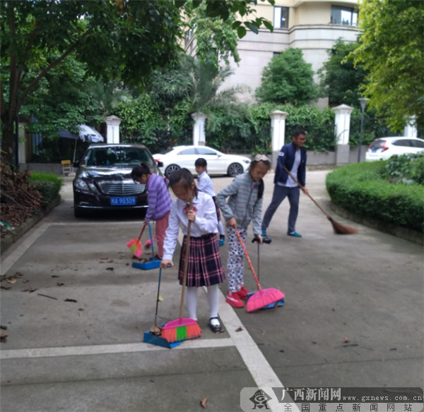 全国助残日桂雅路小学一助一送温暖