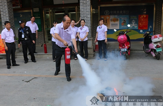 农行巴马支行开展防暴和消防应急预案演练