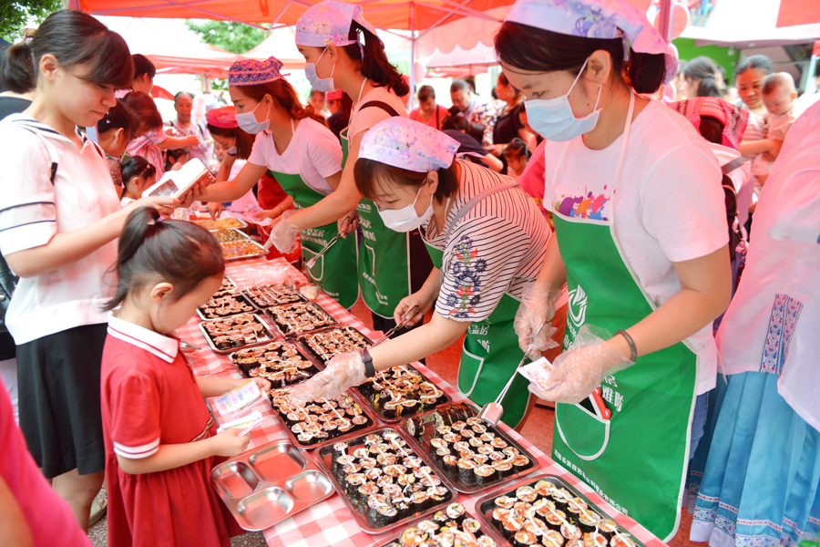 龙胜幼儿园举办美食节迎"六一" 家长孩子大饱口福