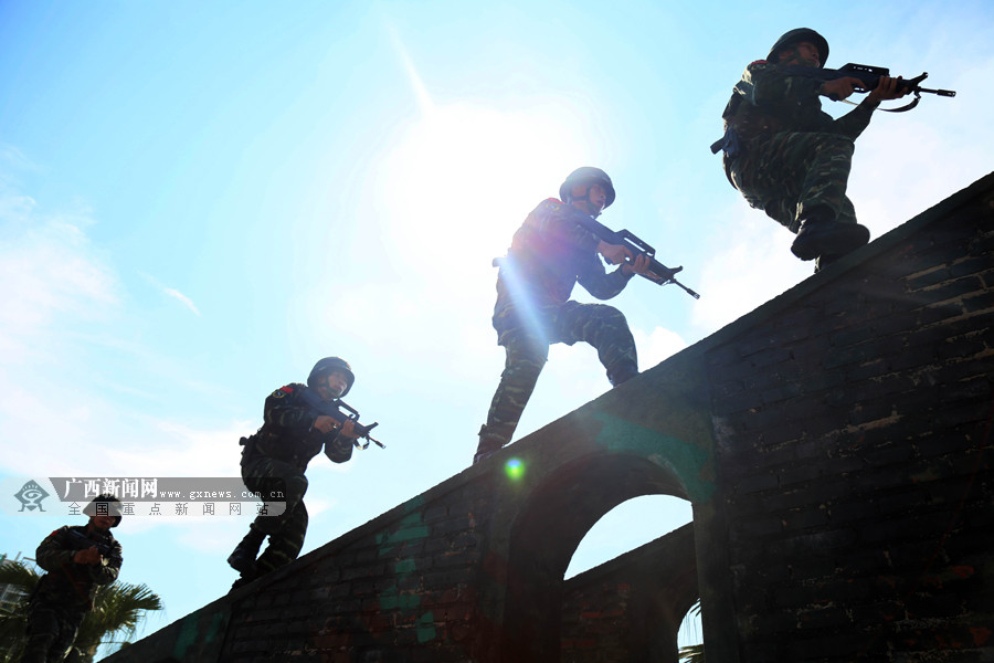 高清:武警特战酷暑练兵 高温锻造反恐利刃