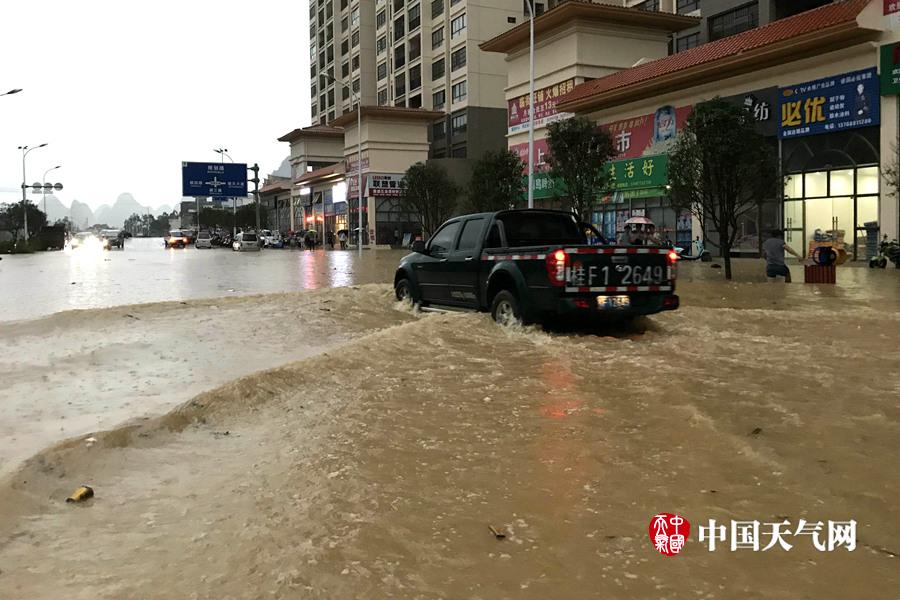 高清组图:崇左大新突降暴雨 县城变泽国