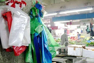 限塑令落地十年,塑料袋和纸袋谁更环保?