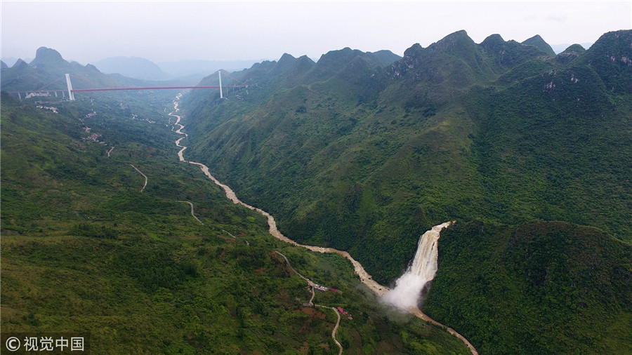 俯瞰贵州关岭坝陵河大桥 横跨峡谷天堑雄伟壮观